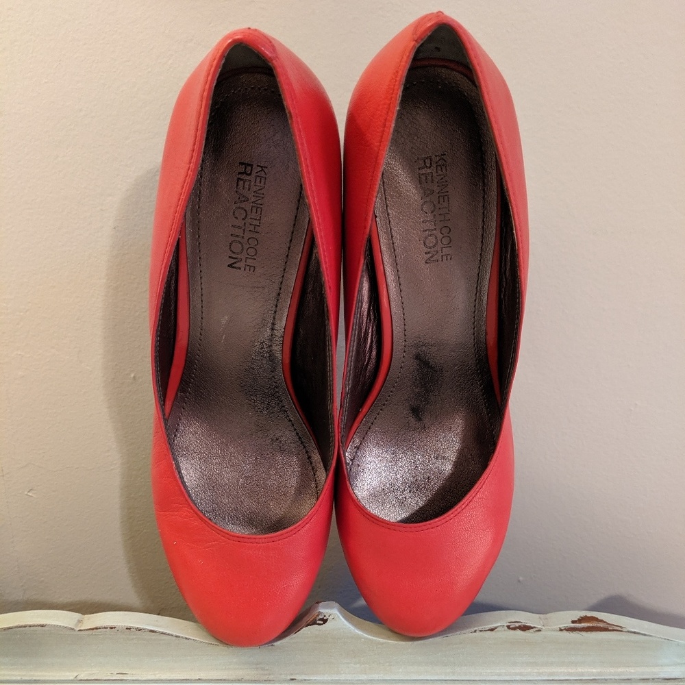 KENNETH COLE "Tears Go By" Red Round-toe Pumps 7US